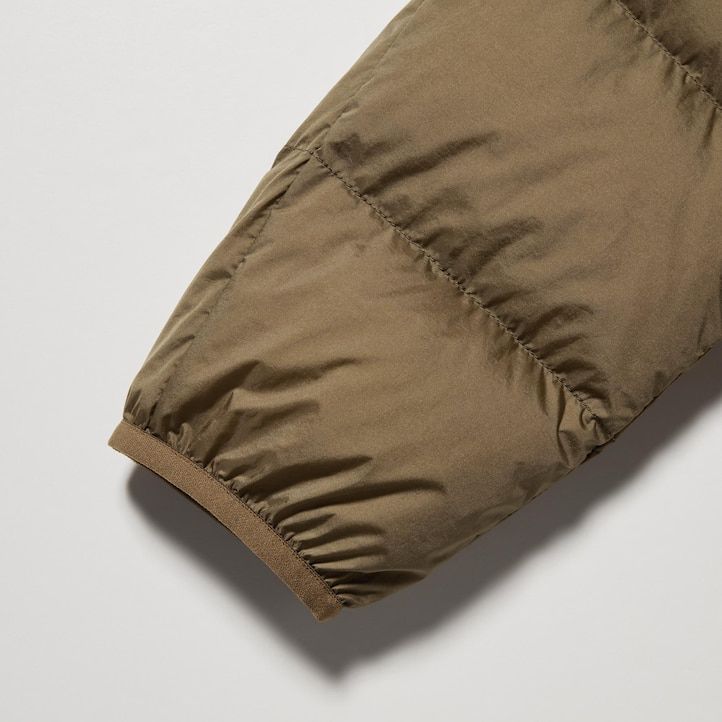 siva moška puhovka uniqlo iz 100 recikliranega materiala