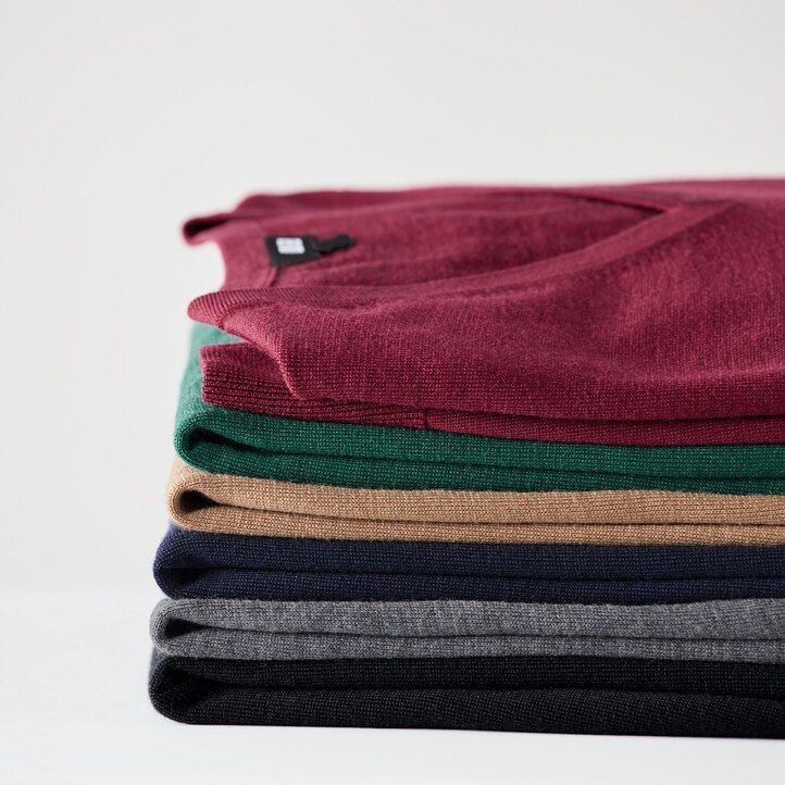 moški puloverji uniqlo z v-izrezom iz ekstra fine merino volne sive barve