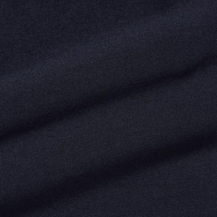 temno sive moške ultra lahke volnene obleke uniqlo airsense
