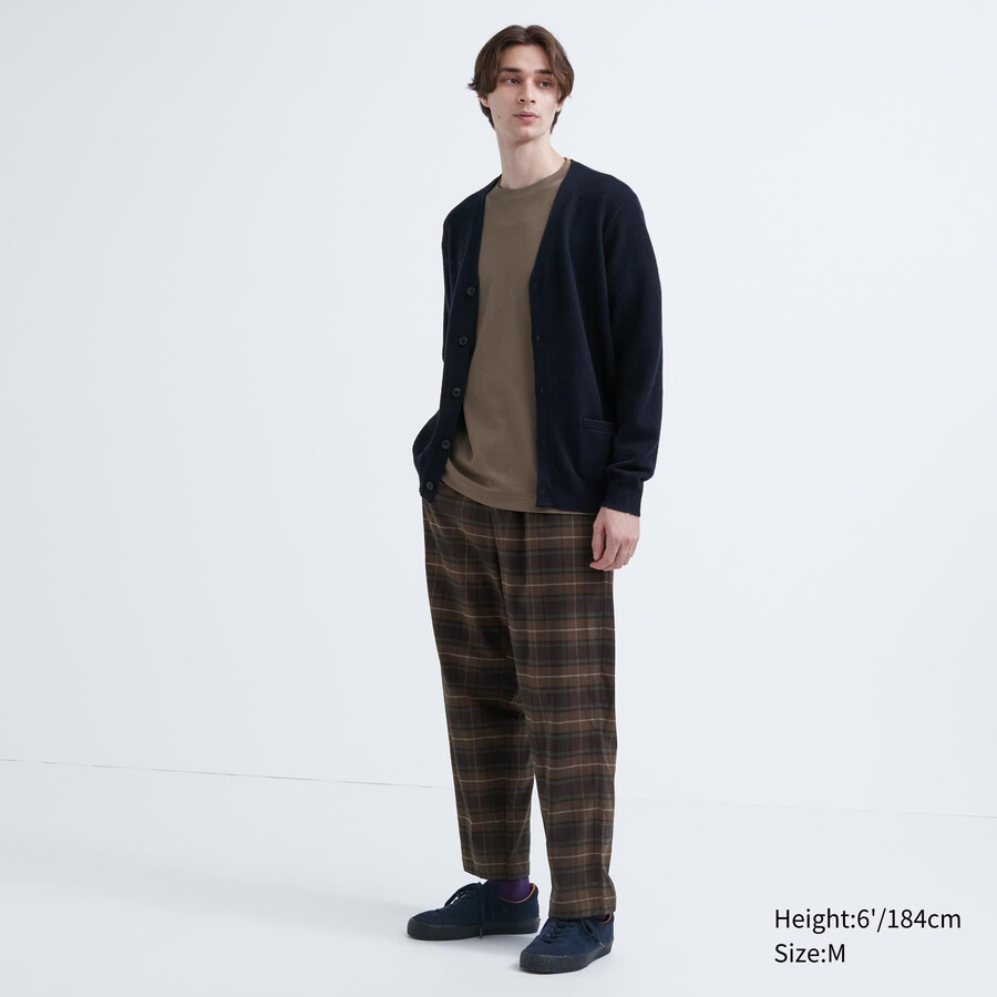temno rjave moške flanelaste hlače uniqlo z enostavnim vzorcem do gležnjev