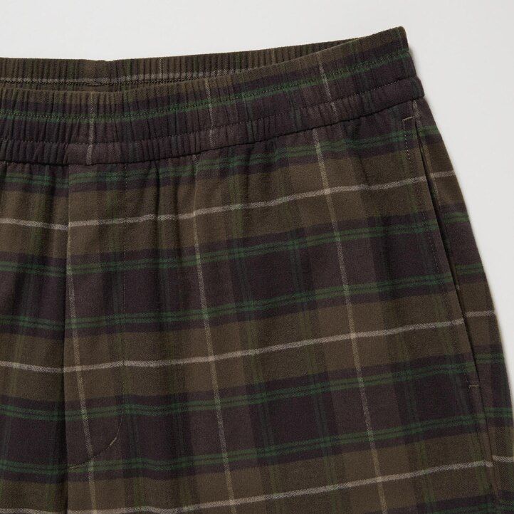 temno rjave moške flanelaste hlače uniqlo z enostavnim vzorcem do gležnjev