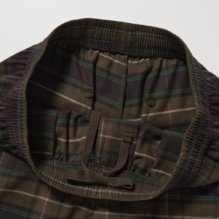 temno rjave moške flanelaste hlače uniqlo z enostavnim vzorcem do gležnjev